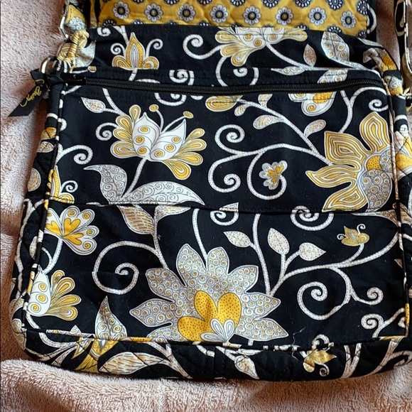 Large Vera Bradley Crossbody in classic pattern - Picture 2 of 4
